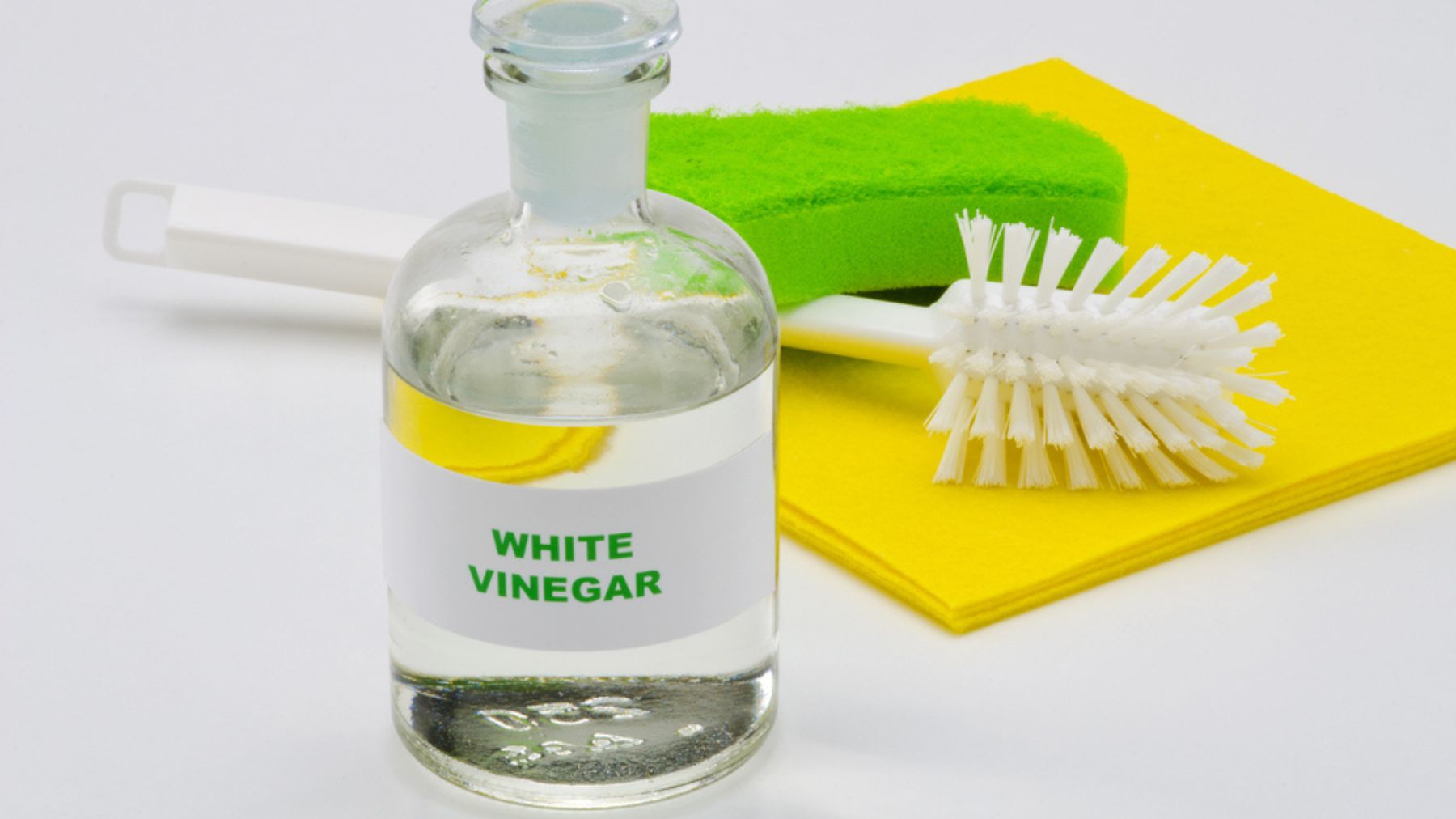 White vinegar: 10 surprising ways to use it in your cleaning routine