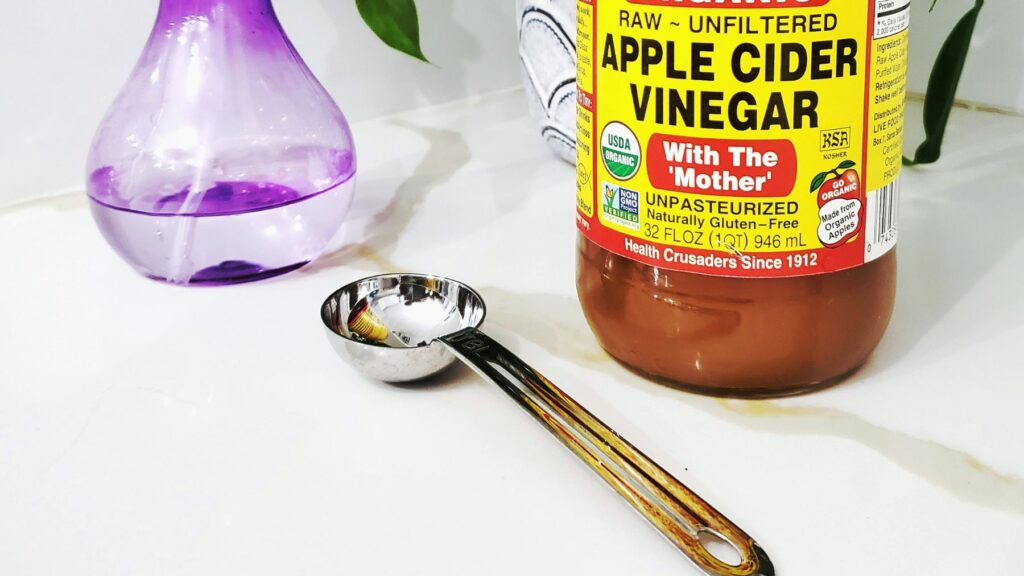 whiten nails: apple cider vinegar