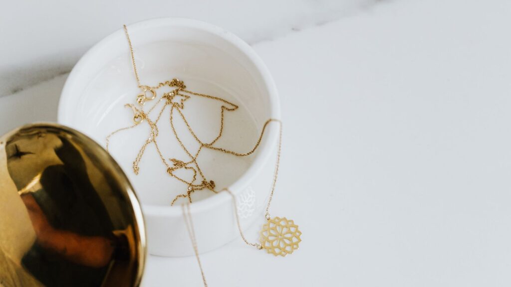 keep your closet organized: necklaces