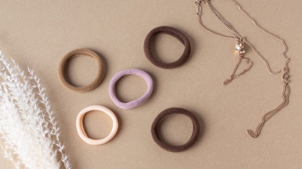 Necklaces and bracelets made of old tights